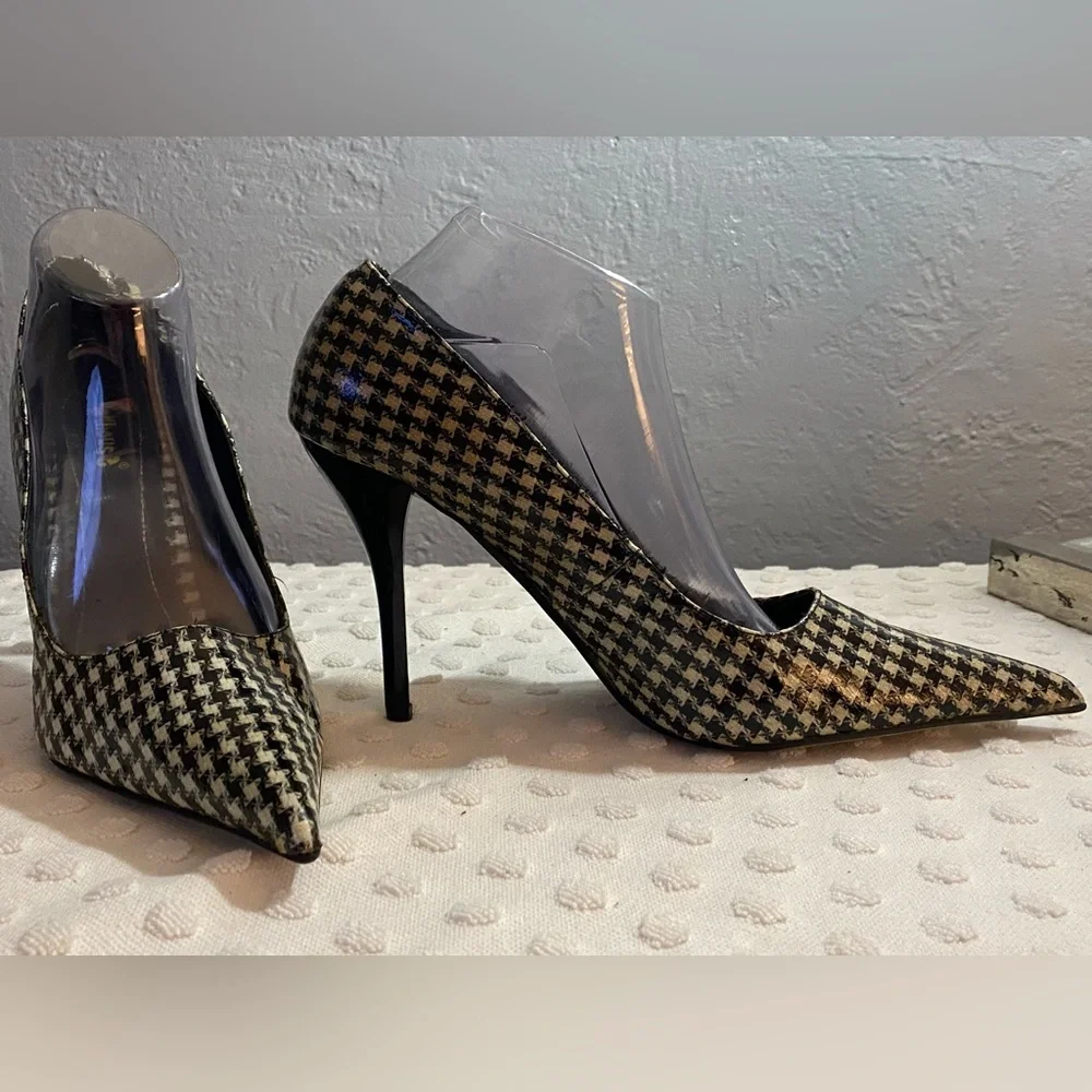 Dollhouse Heel-PEELING ON THE INSIDE PRICED REFLECTS THIS-AS IS SALE - Picture 2 of 9